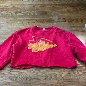 Cropped Chiefs crew neck. Great quality. Size M